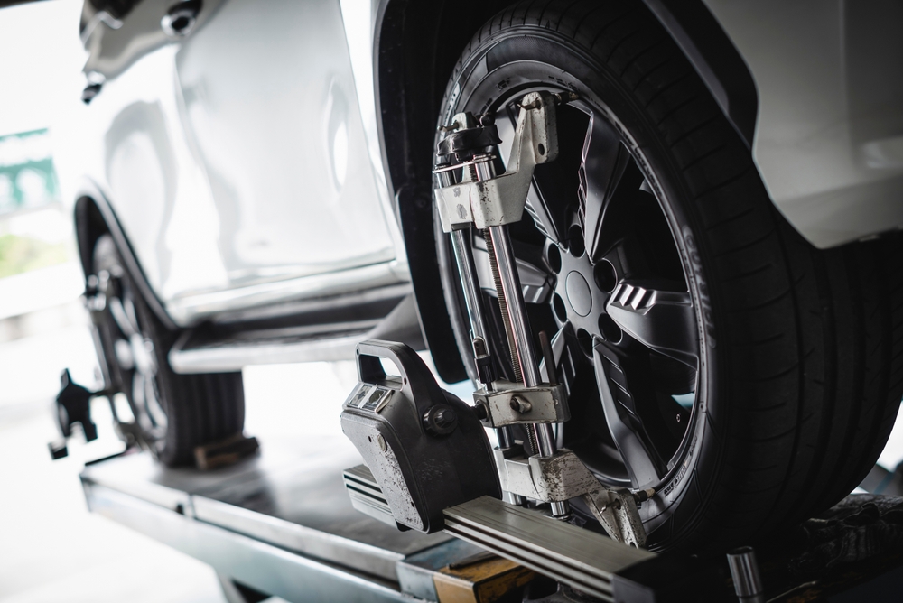 Carro fazendo alinhamento e balanceamento