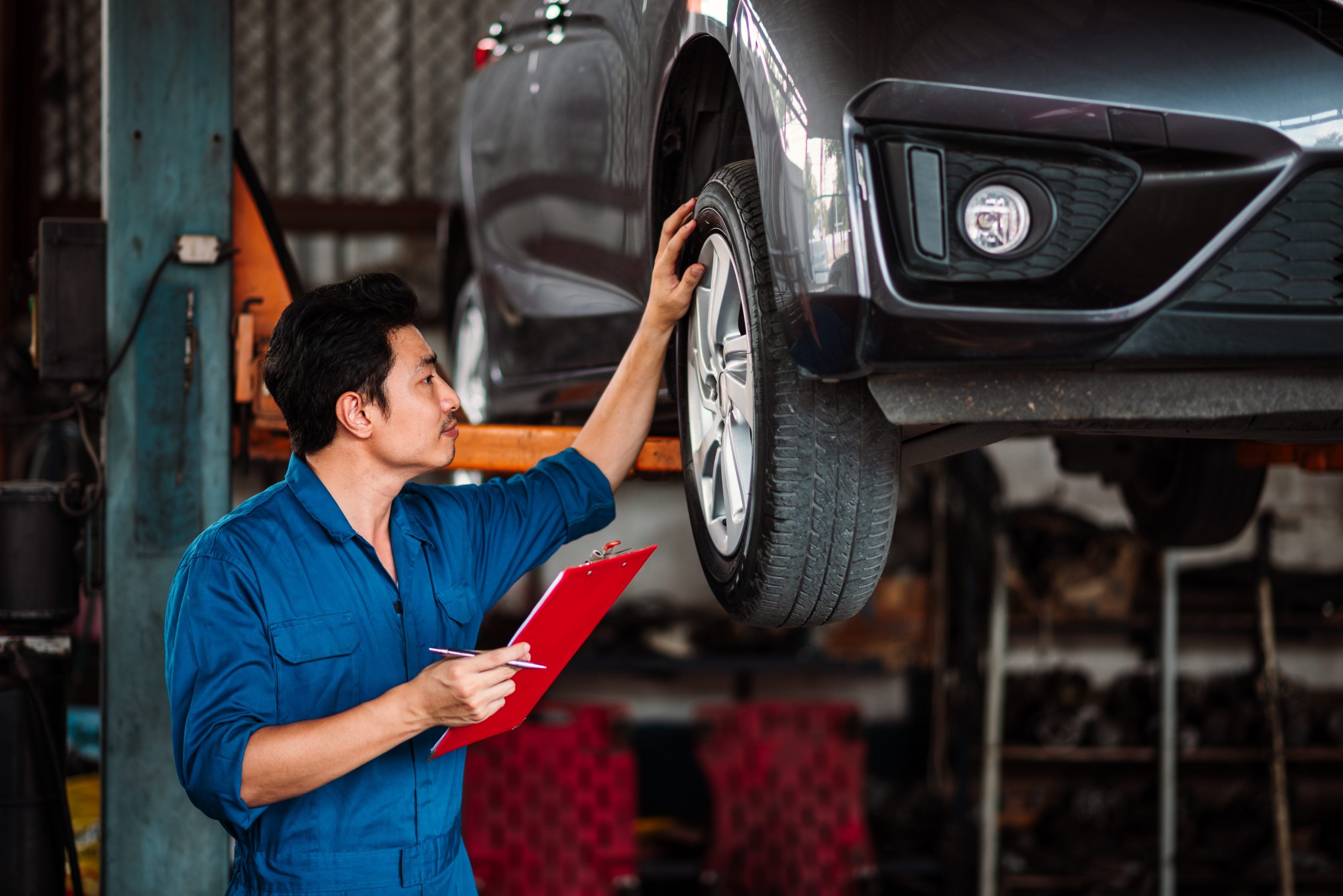Mecânico analisando pneus de um carro
