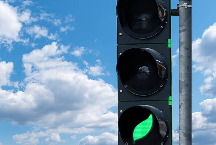 Semáforo verde com formato de folha, representando o trânsito sustentável