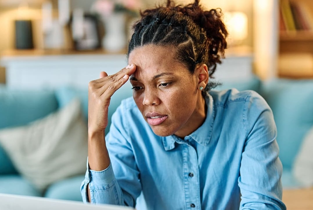 Empresária frustrada em frente ao computador