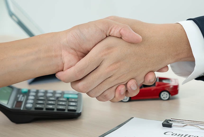 Aperto de mãos entre cliente e corretor de seguros 