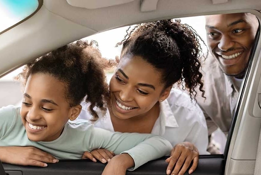 Família se preparando para uma viagem de carro
