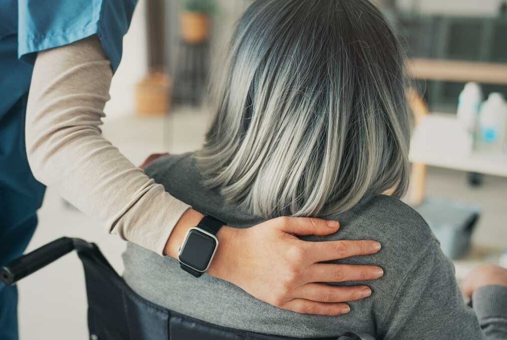 Enfermeira ajudando paciente com invalidez por doença