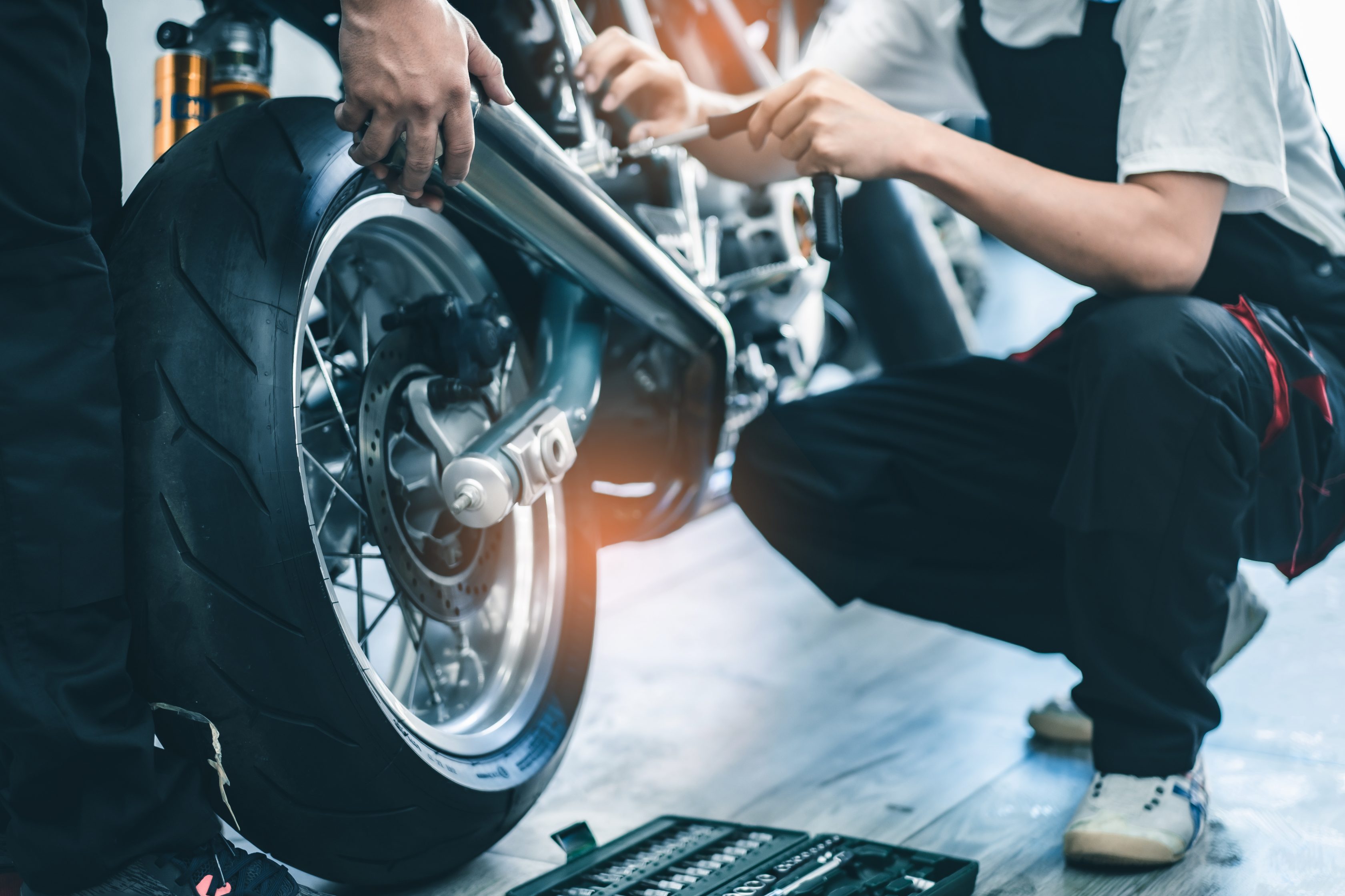 Mecânico fazendo manutenção de moto