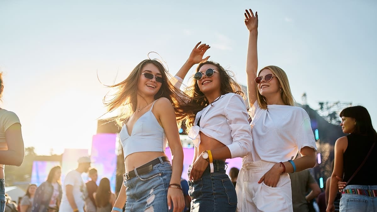 Casal-se-divertindo-durante-festival-de-musica