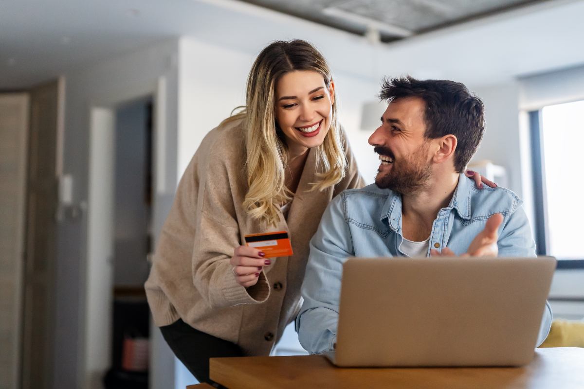 Casal realizando compras online