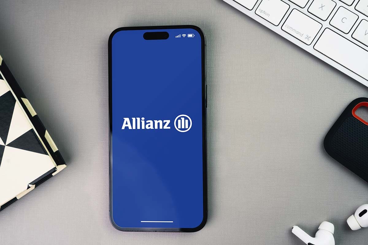 Celular com o aplicativo da Allianz aberto