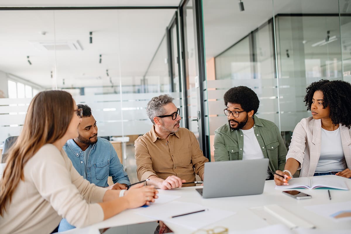 Pessoas em uma sala realizando uma reunião de negócios