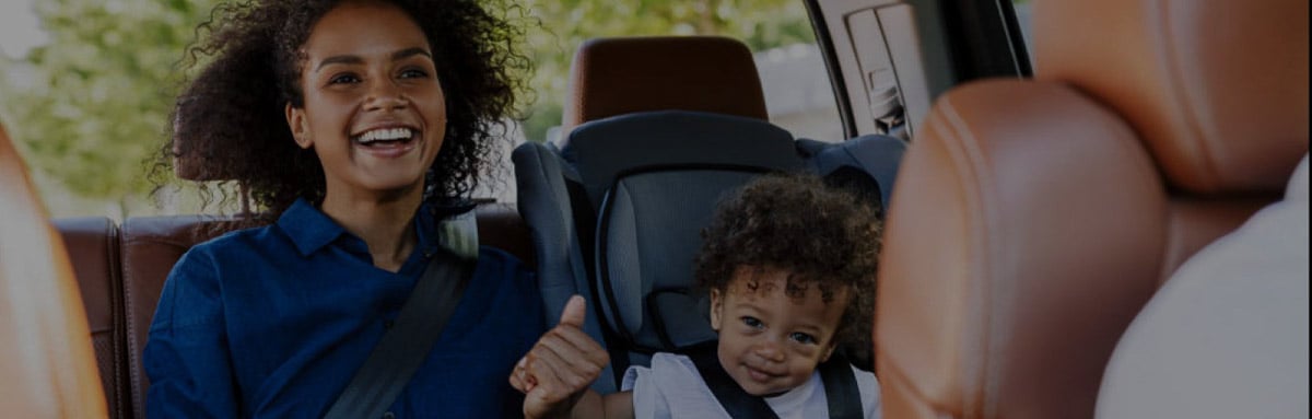 Família no carro feliz com as dicas da Allianz