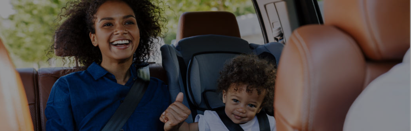 Família no carro feliz com as dicas da Allianz