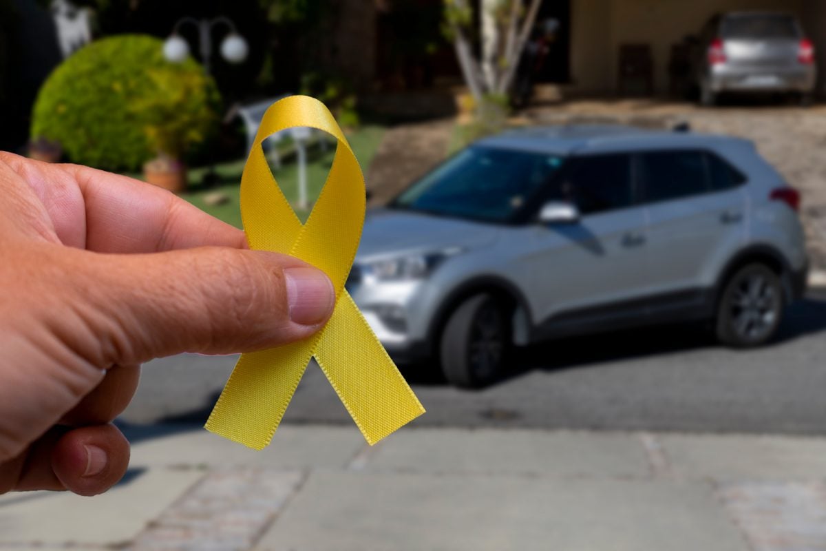 Homem apertando as mãos do vendedor após comprar um carro