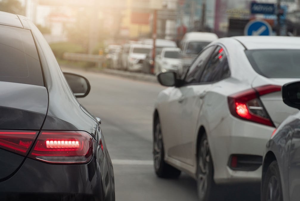 Carros vistos de trás na rodovia