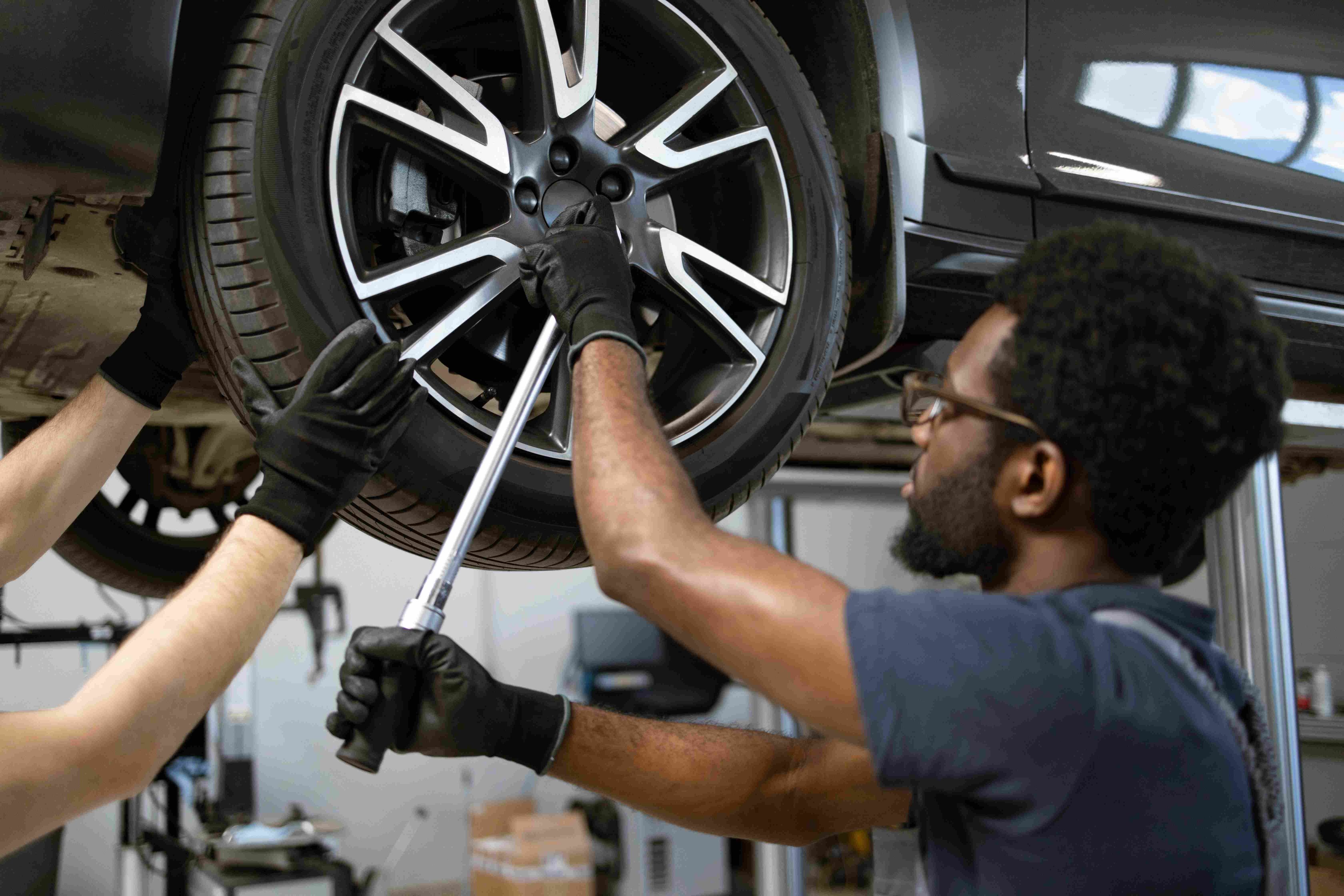 Mecânico fazendo manutenção em um carro
