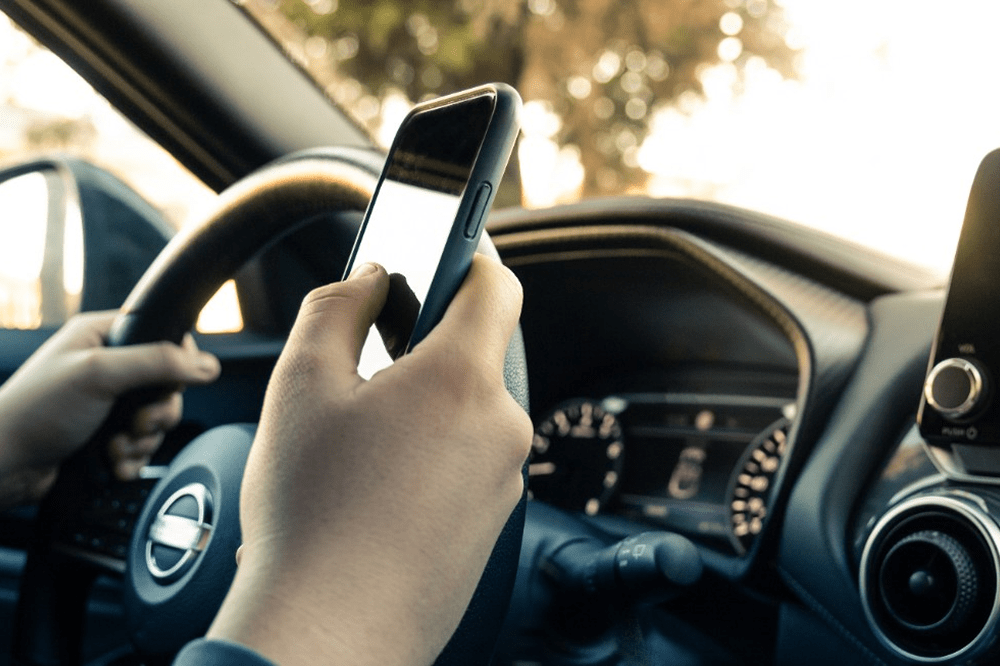 Dirigir usando celular: entenda os perigos e consequências