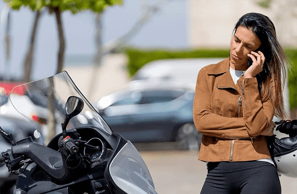 Mulher com uma moto quebrada