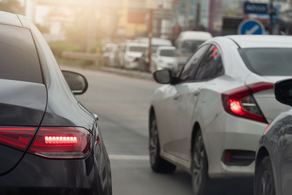 Carros vistos de trás na rodovia