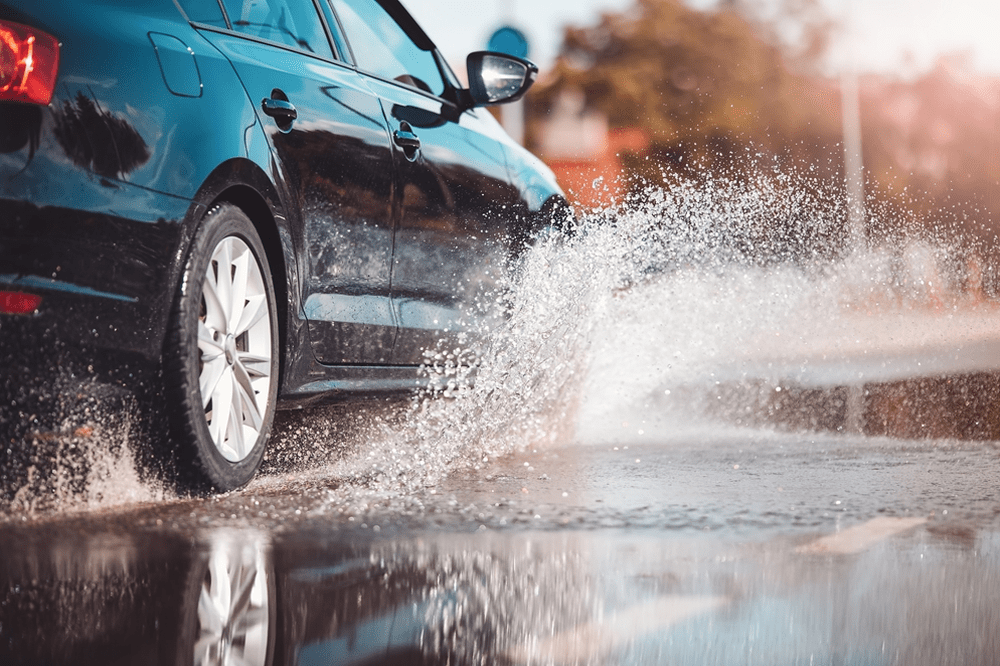 Dirigindo na chuva: confira boas práticas para guiar com segurança