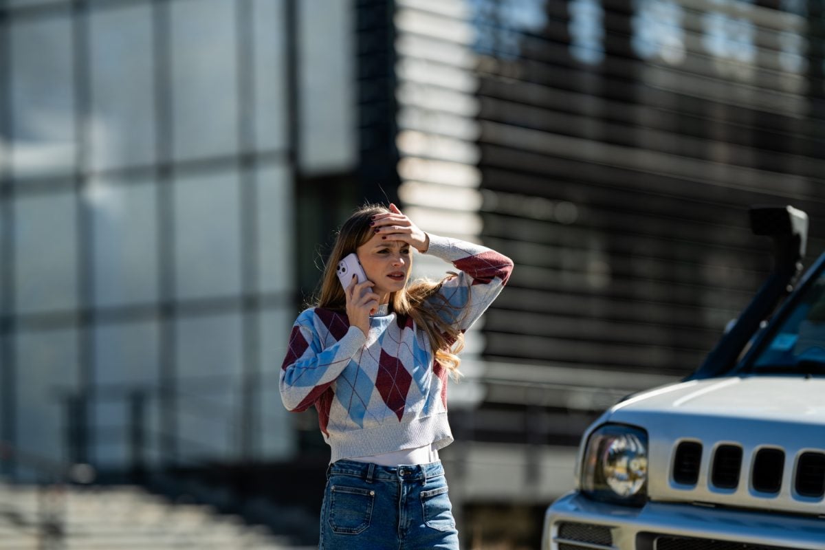 Mulher acionando o seguro de carro