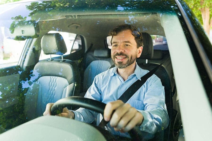 Homem segurando um ícone de pequeno negócio representando o seguro empresarial PME