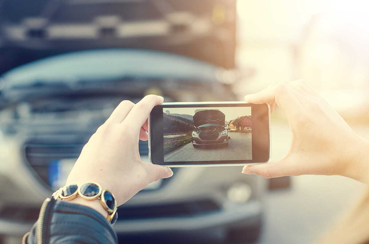 Mulher realizando vistoria digital em um carro