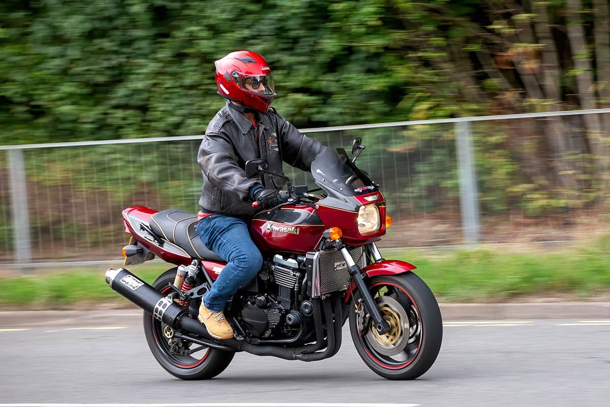 Homem de capacete pilotando moto