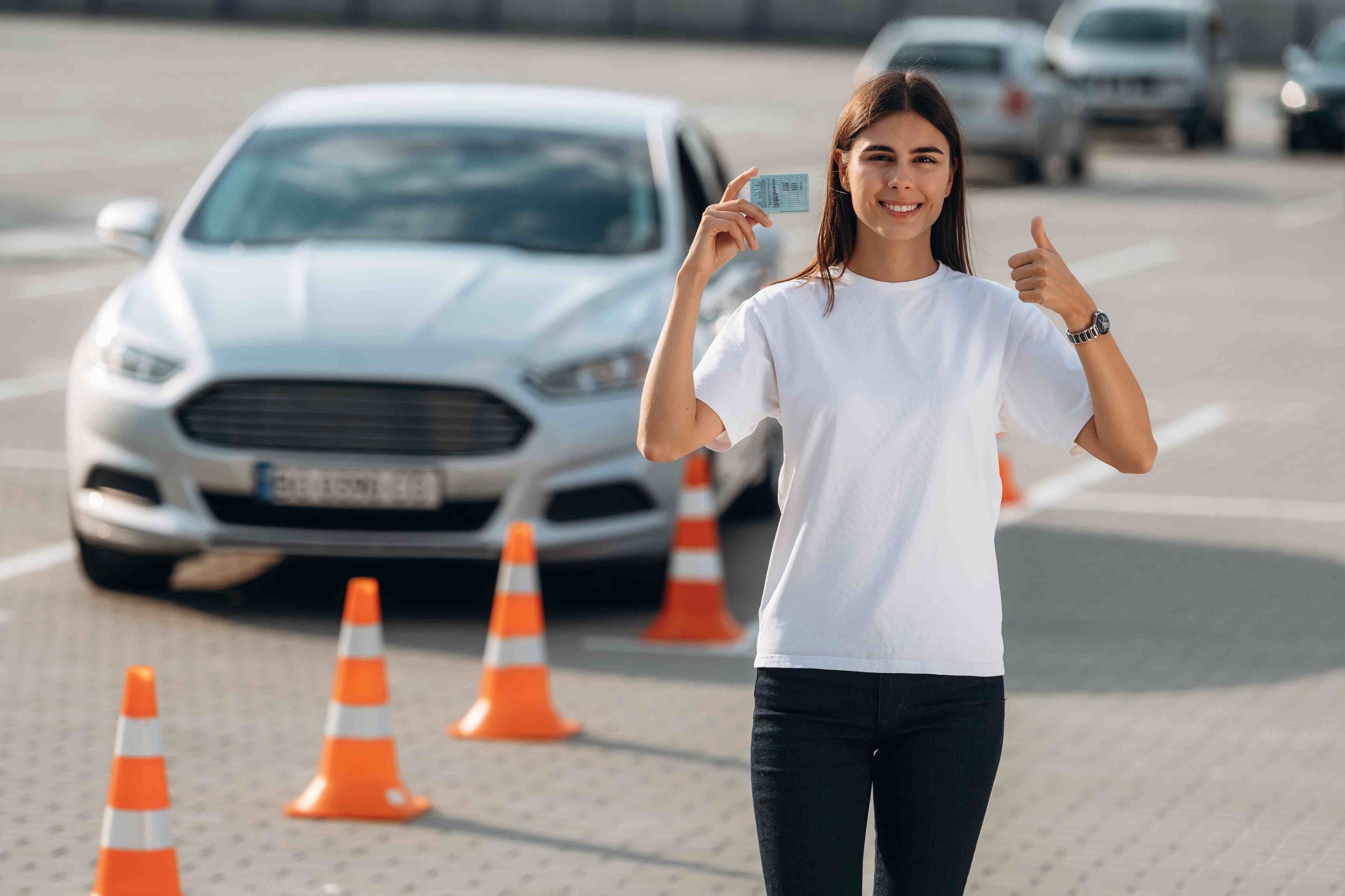 Mulher feliz segurando sua carteira de habilitação