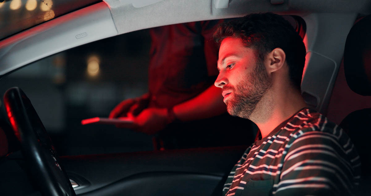 Homem com expressão triste após ser multado pela polícia