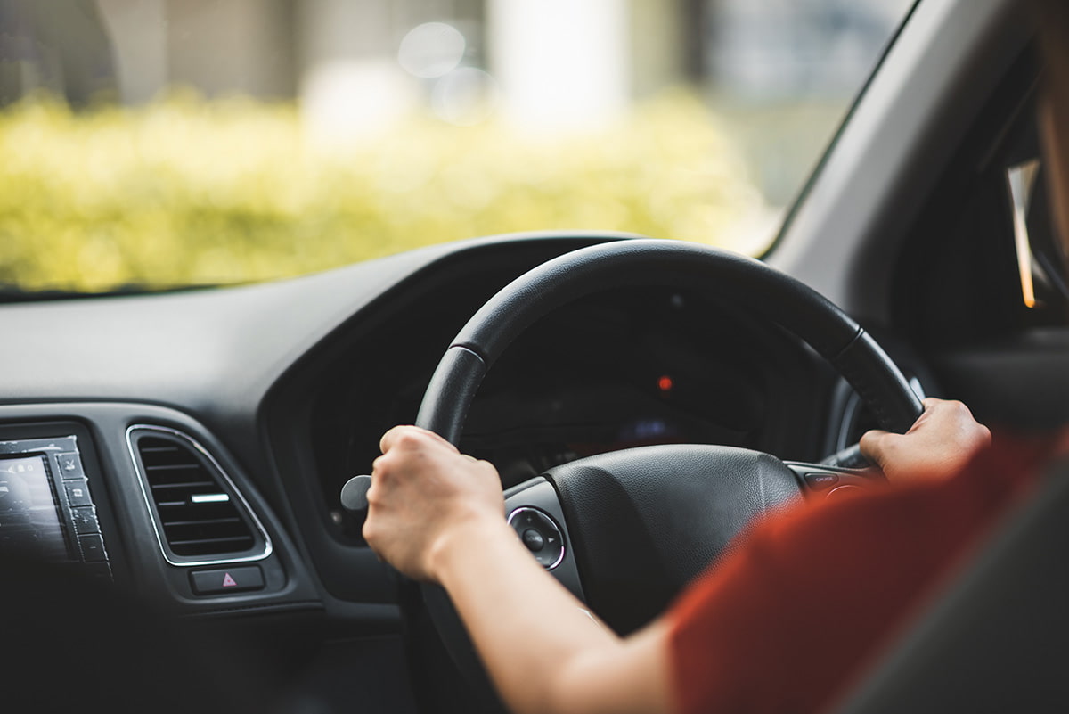 Mulher dirigindo carro