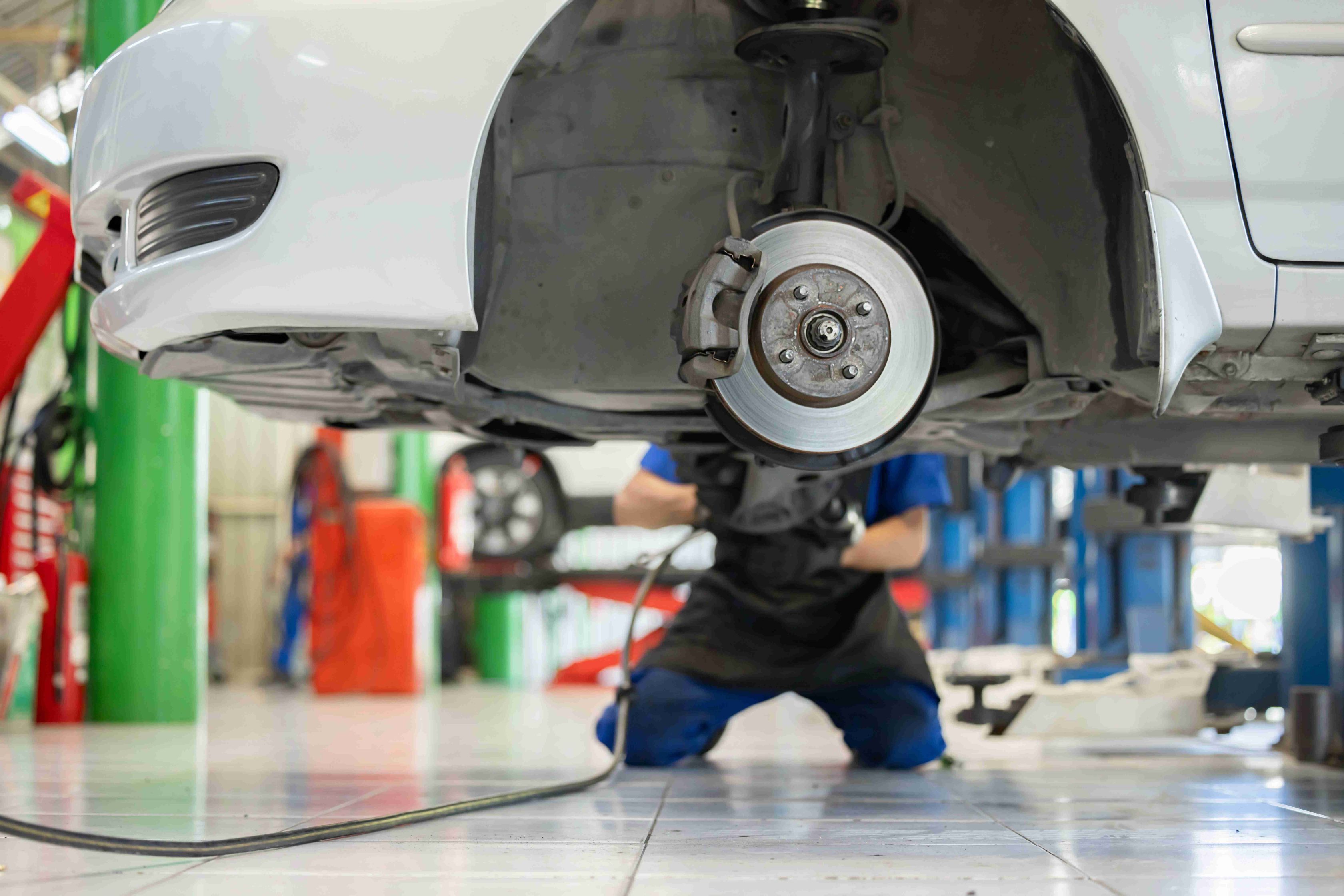 Mecânico consertando um freio a disco