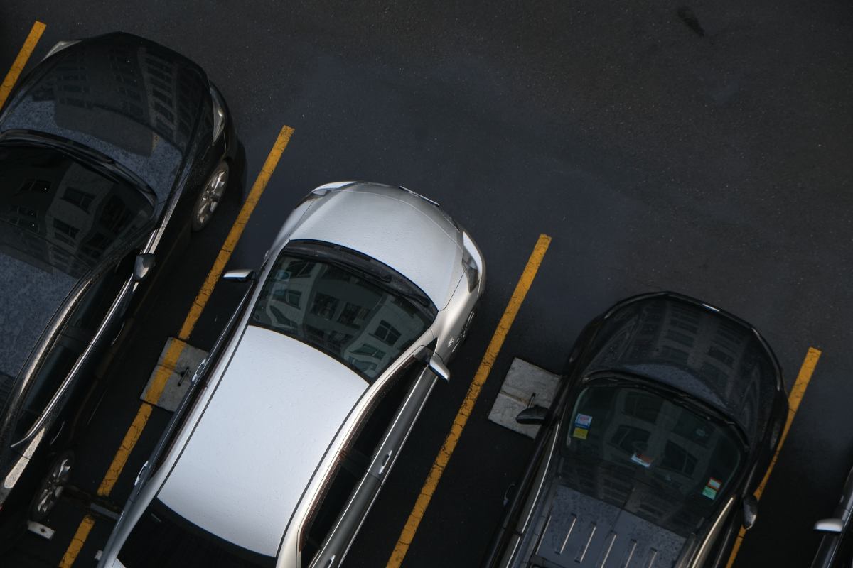 Veículos em um estacionamento 