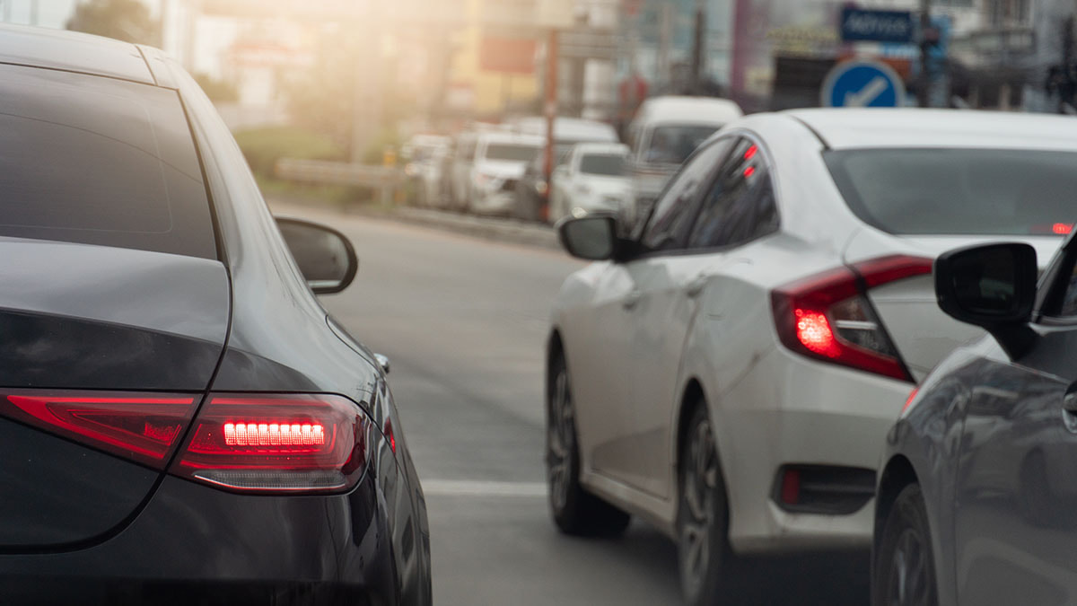 Carros vistos de trás na rodovia