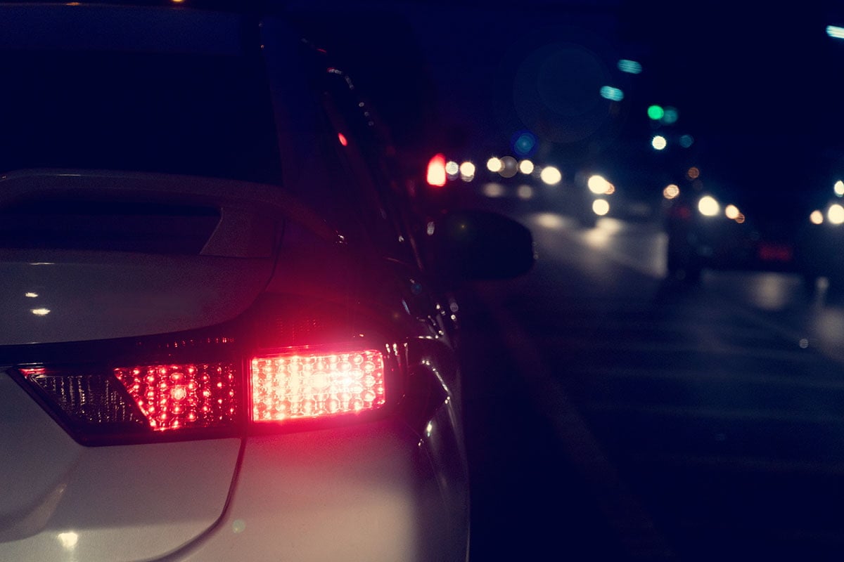 Lanterna traseira de um carro acesa