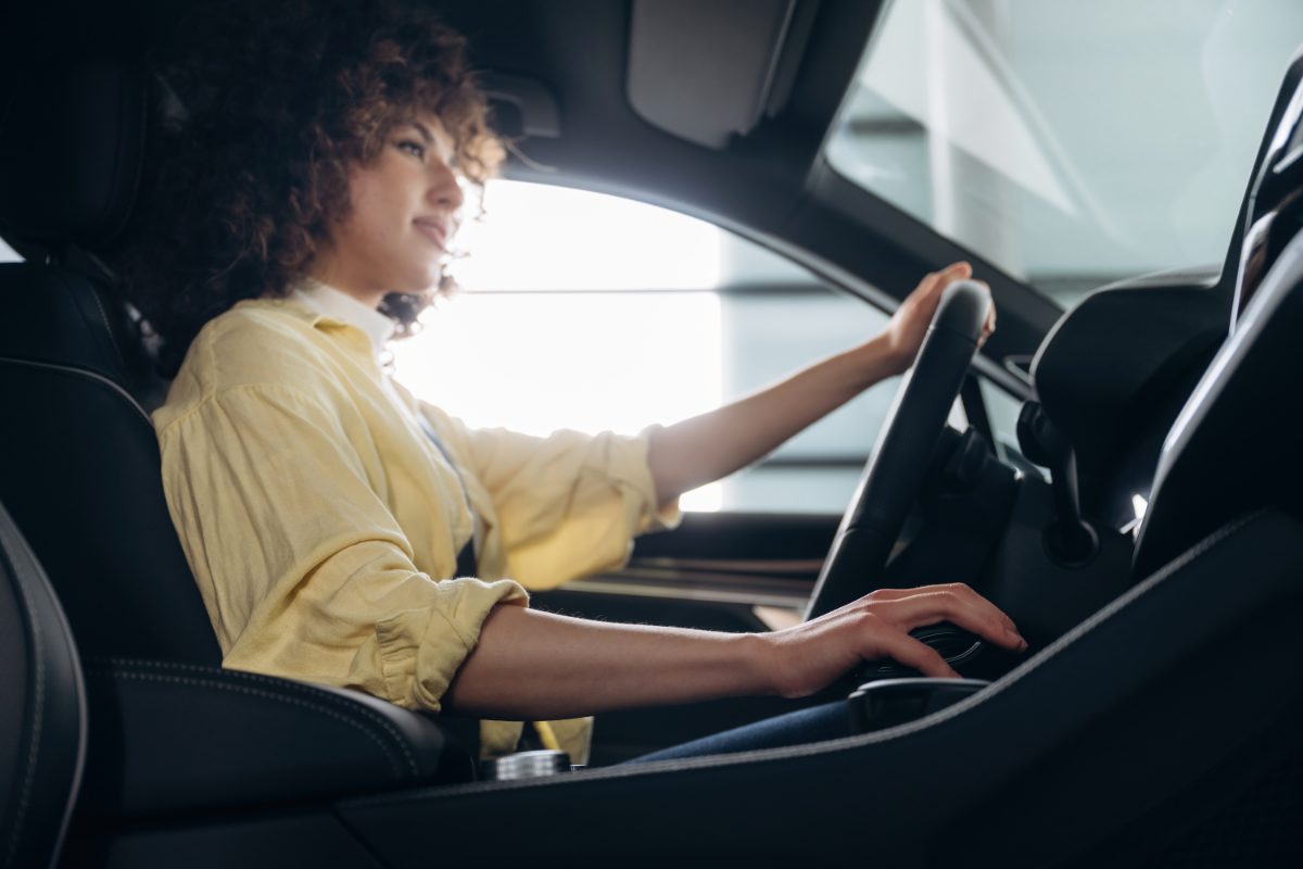 Mulher dirigindo um carro