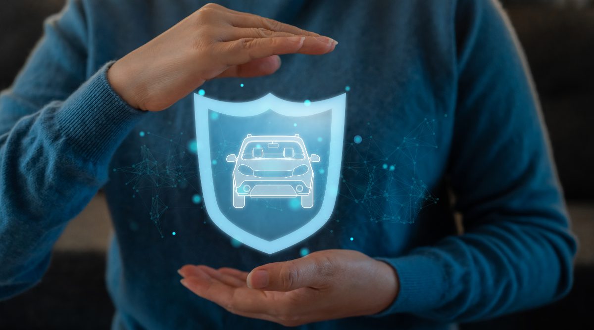 Homem com as mãos em volta de um símbolo de carro representando o seguro auto
