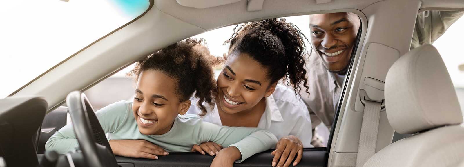 Família se preparando para uma viagem de carro