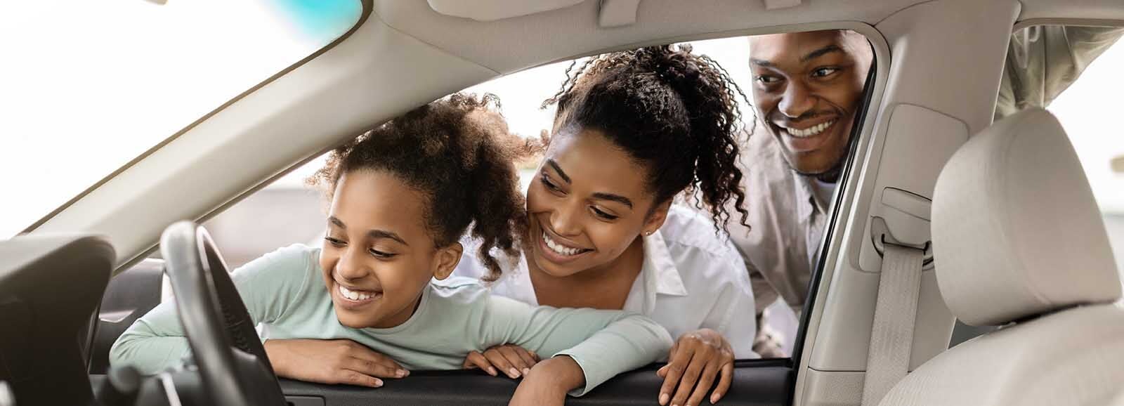 Família se preparando para uma viagem de carro