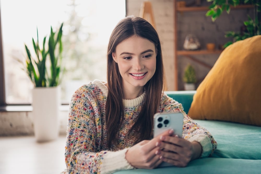 Mulher sorridente usando o celular