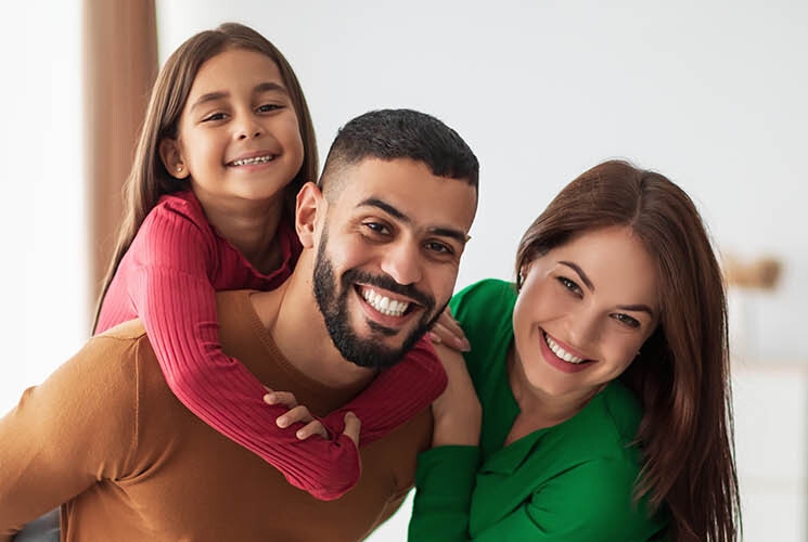 Família feliz desfrutando momentos juntos na sala de estar