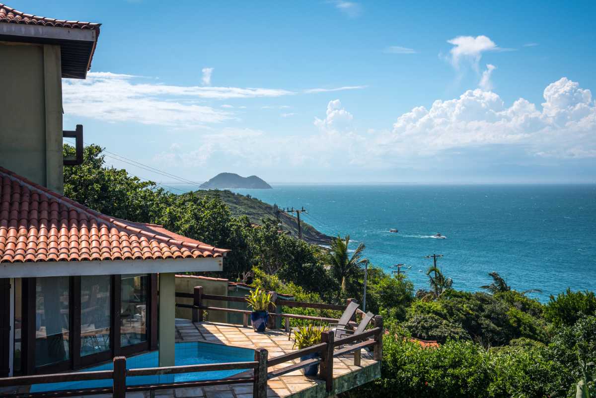 Casa de veraneio com piscina, em frente ao mar