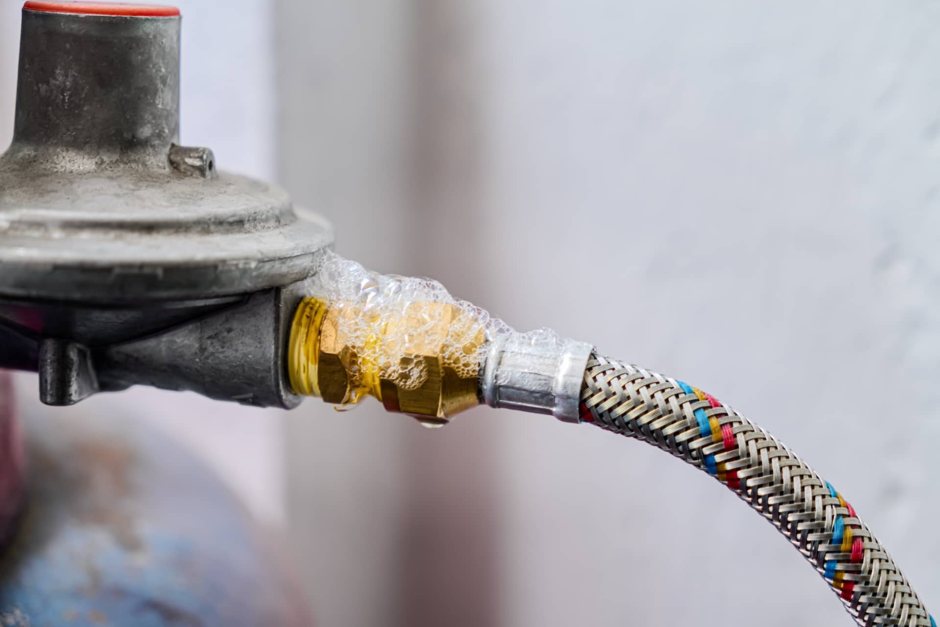 Homem tropeçando em um fio no meio da sala