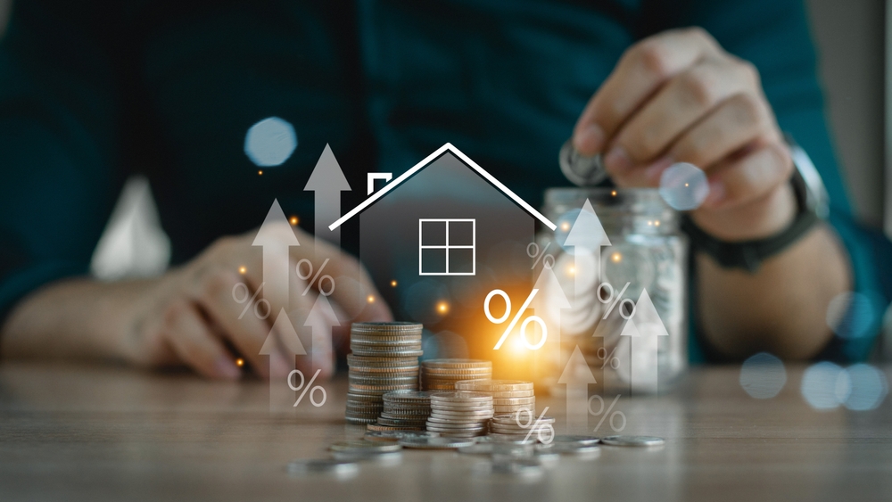 ícone residencial sobre moedas com símbolos financeiros