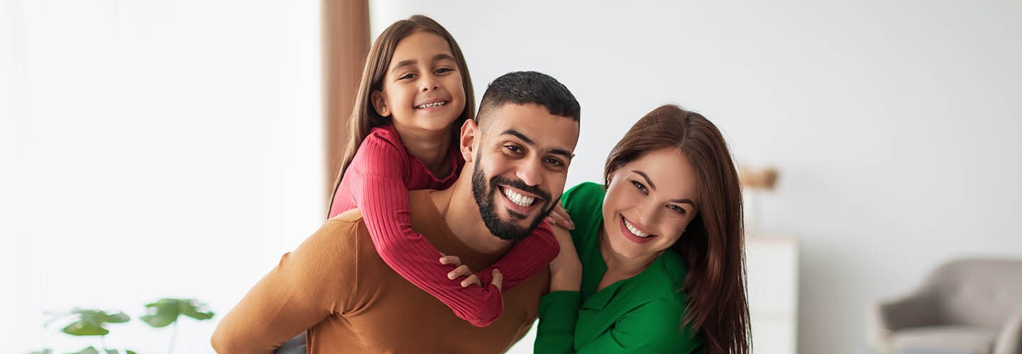 Casal feliz contratando um seguro para apartamento