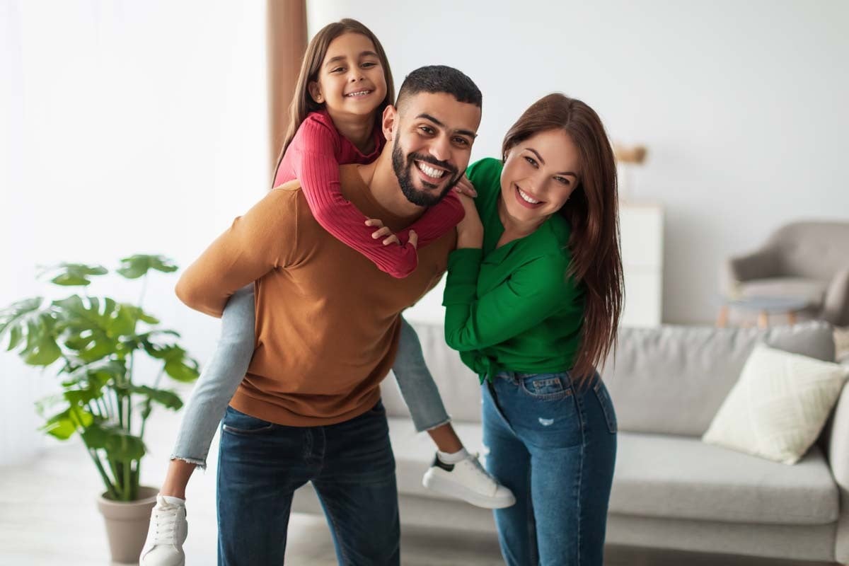 Família feliz desfrutando de momentos divertidos juntos em sua sala de estar 