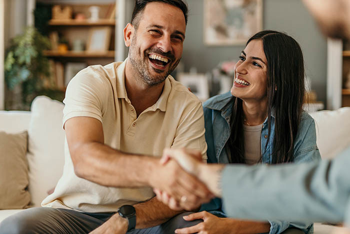 Família feliz desfrutando de momentos divertidos juntos em sua sala de estar 