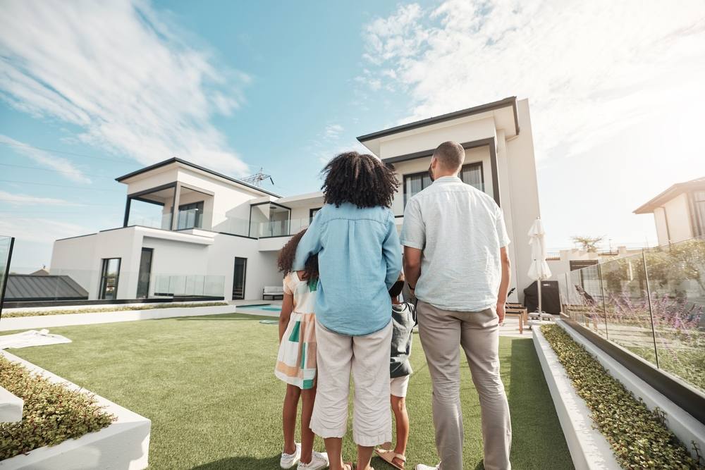 Família conhecendo o quintal de sua nova casa