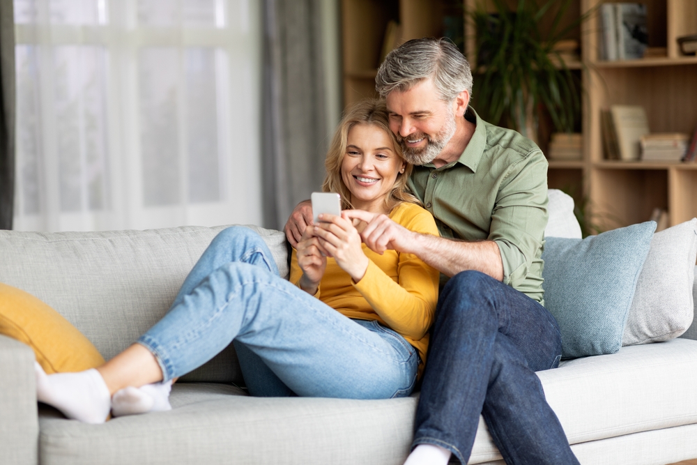 Casal em casa e abraçados com segurança