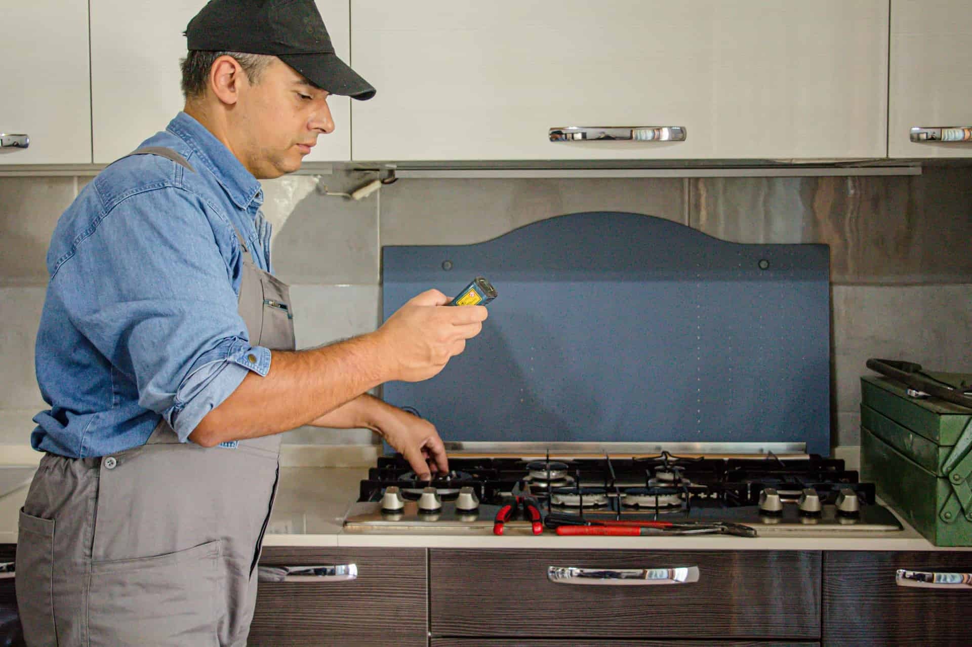 Homem fazendo uma inspeção em um fogão
