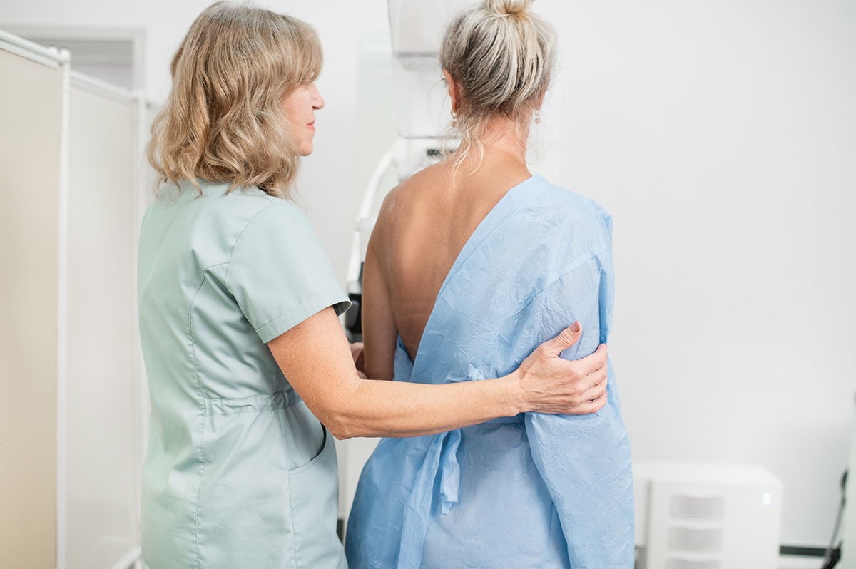 Mulher realizando o exame de mamografia