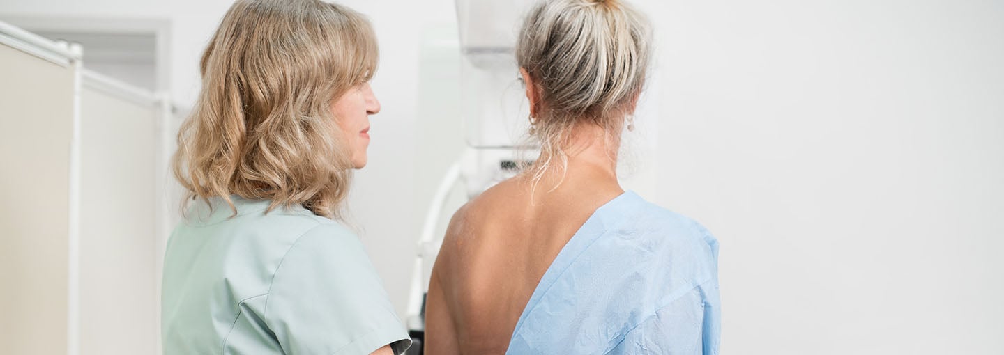 Mulher realizando o exame de mamografia