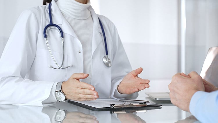 Paciente conversando com médica